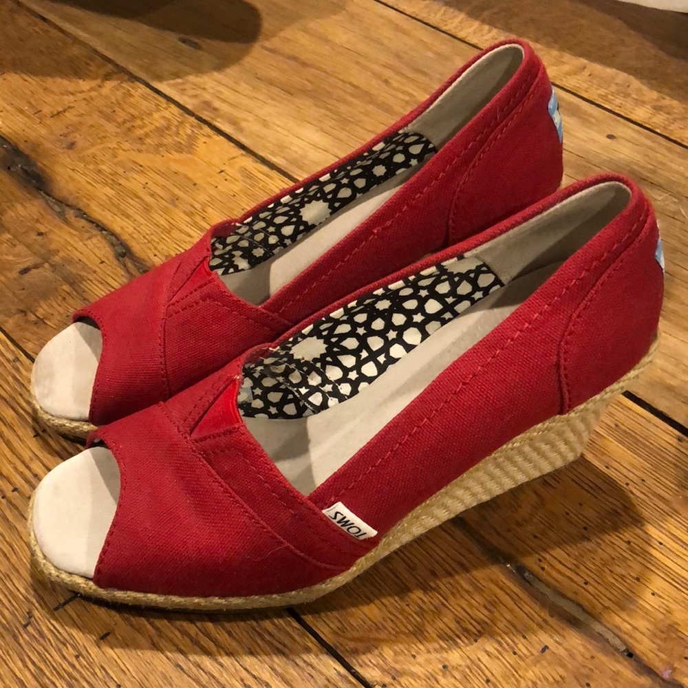 Tom’s red wedges size 8